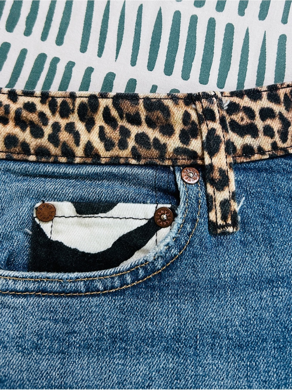 Alice + Olivia Leopard Zebra Trim Straight Crop Jeans 24 - Picture 7 of 12